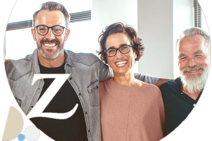 tres personas de mediada edad sonriendo