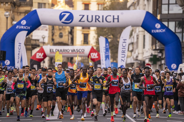 participantes de la carrera en su paso por La Concha