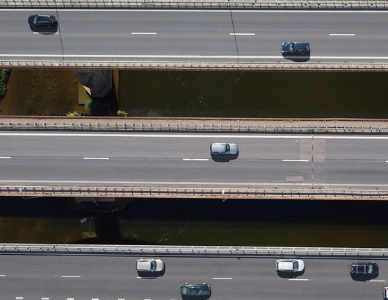 Vista aérea de coches y un camión circulando por diferentes carreteras