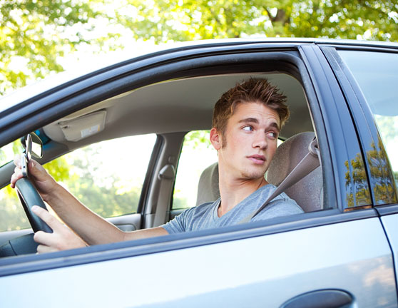 Chico con 25 años conduciendo un coche