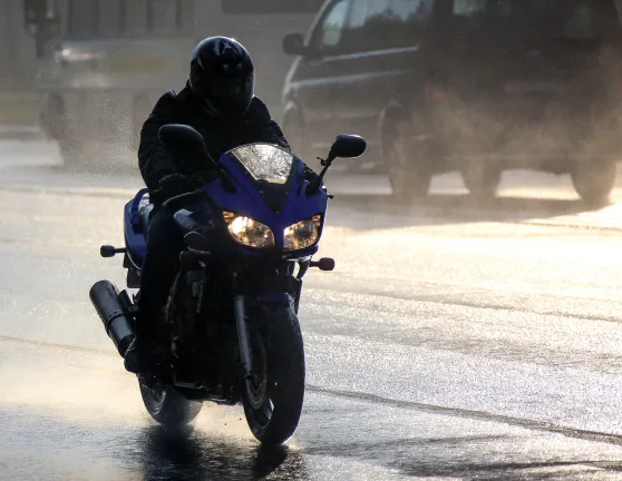 Motorista utilizando luces antiniebla