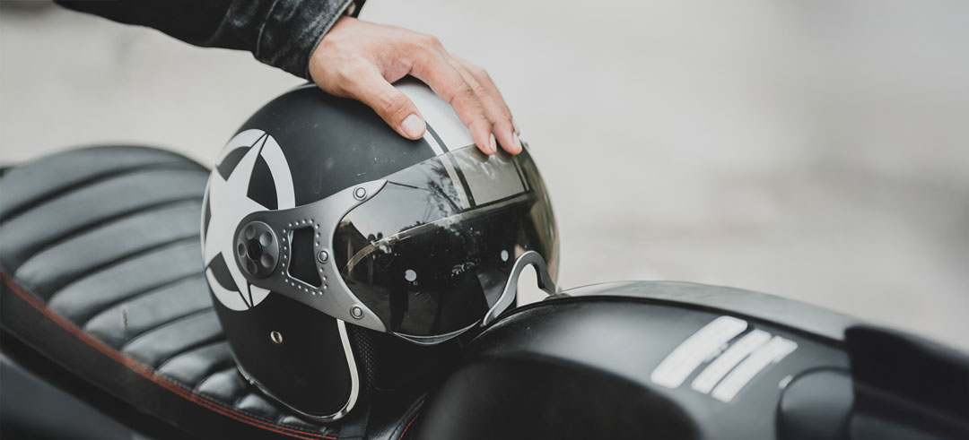 Casco sobre una moto