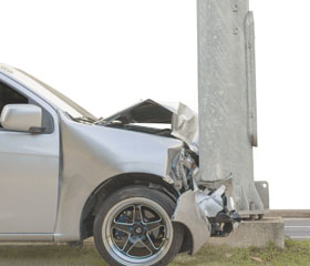Coche con golpe en la parte delantera tras accidente