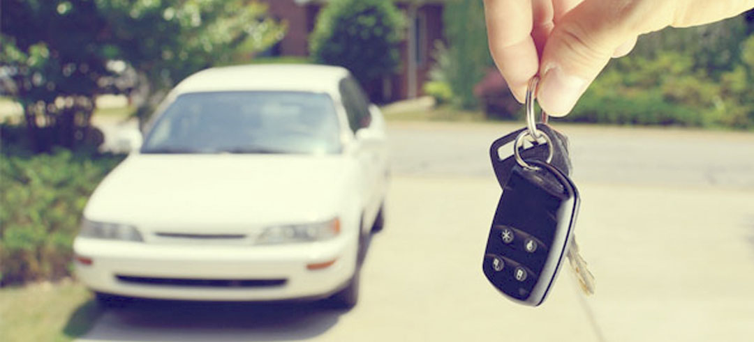 Llaves de un coche con él de fondo