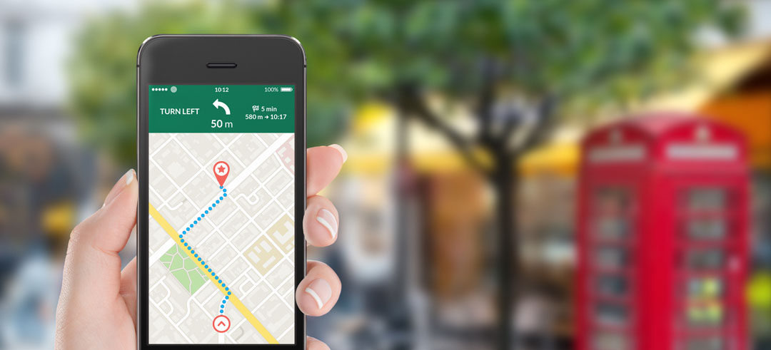 Móvil mostrando una aplicación de mapas con un recorrido marcado